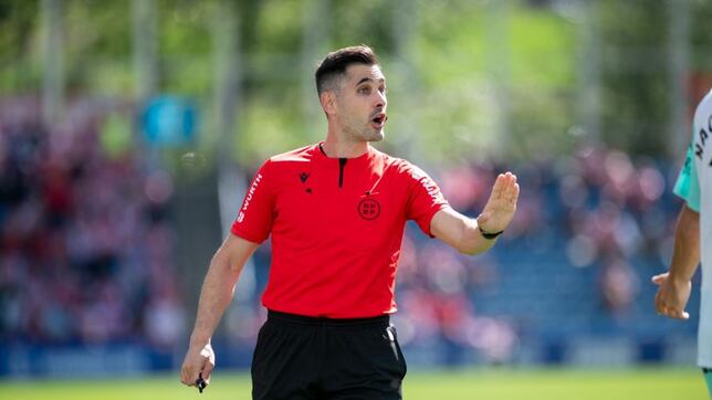 Un debutante en El Molinón bajo la lupa tras las últimas polémicas