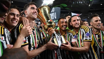 Los jugadores de la Juventus posan con el trofeo de la Coppa Italia.