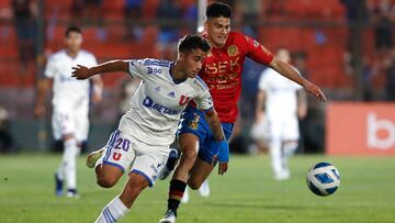 Futbol, Union Espanola vs Universidad de Chile.
Semi final, Copa Chile 2022.
El jugador de Union Espanola Thomas Galdames, izquierda, disputa el balon contra Lucas Assadi de Universidad de Chile durante el partido por la Copa Chile disputado en el estadio Santa Laura.
Santiago, Chile.
02/11/2022
Jonnathan Oyarzun/Photosport
Football, Union Espanola vs Universidad de Chile.
Semi-final, 2022 Copa Chile.
Union Espanola’s player Miguel Pinto, left , vies the ball against Lucas Assadi of Universidad de Chile during the Copa Chile match held at Santa Laura stadium.
Santiago, Chile.
11/02/2022
Jonnathan Oyarzun/Photosport