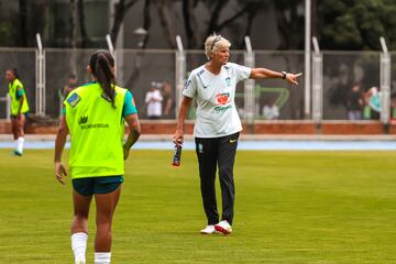 La Selección Femenina de Brasil realizó su primer entrenamiento en Bucaramanga en la cancha de la UIS. Las vigentes campeonas preparan el juego de semifinales de Copa América Femenina ante Paraguay.