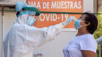 JUMILLA (MURCIA), 12/09/2020.- Una enfermera toma una muestras para una prueba PCR a una mujer en el punto instalado en el municipio de Jumilla (Murcia), que se encuentra confinao desde este jueves tras el decreto del Gobierno de Murcia que le obliga a volver a la fase 1, debido a la alta incidencia de casos positivos por Covid registrados en las últimas semanas. EFE/Marcial Guillén