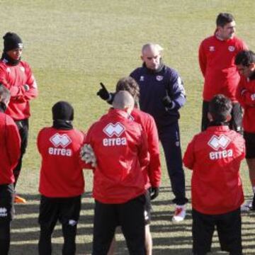 Paco insistió en la táctica en el último entrenamiento del Rayo.