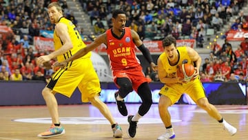 Rodrigo San Miguel retiene el balón ante la defensa de Charlon Kloff en el partido de ida entre el UCAM Murcia y el Iberostar Tenerife.