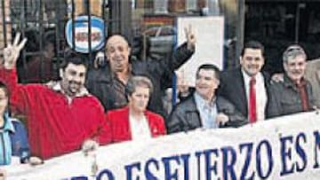 <b>EL BAR DE LA ESPERANZA. </b>Así posó la Cofradía del Clavo Ardiendo en el bar de Toñín el 12 de marzo, al grito de "ganaremos la Liga". Su fe inquebrantable tuvo premio...