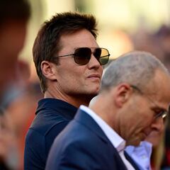 Tom Brady’s headset moment at Raiders game may be legal, but it’s still odd