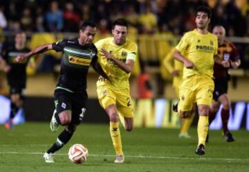 Raffael con el balón ante Bruno Soriano.