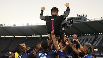 AMDEP6677. CÓRDOBA (ARGENTINA), 01/10/2022.- Jugadores de Independiente celebran con el entrenador Martín Anselmi (arriba) al ganar la final de la Copa Sudamericana ante Sao Paulo hoy, en el estadio Mario Alberto Kempes en Córdoba (Argentina). EFE/Juan Ignacio Roncoroni