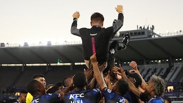 AMDEP6677. CÓRDOBA (ARGENTINA), 01/10/2022.- Jugadores de Independiente celebran con el entrenador Martín Anselmi (arriba) al ganar la final de la Copa Sudamericana ante Sao Paulo hoy, en el estadio Mario Alberto Kempes en Córdoba (Argentina). EFE/Juan Ignacio Roncoroni
