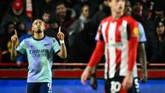 Gabriel Jesus alza la mano en el Arsenal