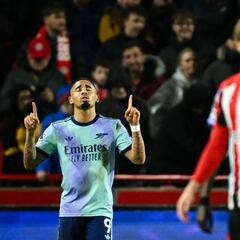 Gabriel Jesus alza la mano en el Arsenal
