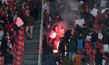Los ultras del Olympique de Marsella lanzaron bengalas a los aficionados bdel Athletic dentro del estadio de San Mamés.