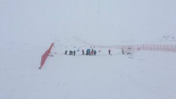Los t&eacute;cnicos reparan los da&ntilde;os causados por la tormenta de nieve y viento en las pistas de la estaci&oacute;n de Sierra Nevada, que alberga las pruebas de los Mundiales de Snowboard y Freestyle.