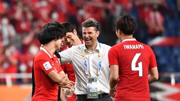 Ricardo Rodr¨ªguez celebra un triunfo con sus jugadores del Urawa.