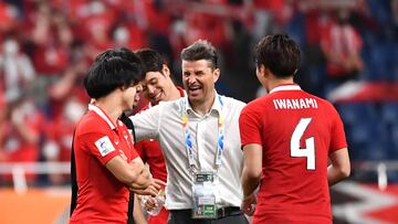 Ricardo Rodríguez celebra un triunfo con sus jugadores del Urawa.