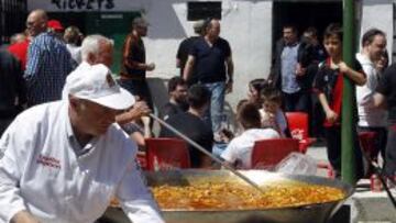 Las II jornadas del rayismo organizadas por la Plataforma ADRV tuvieron ayer como plato fuerte una paella popular.