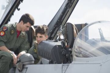 El piloto de Suzuki Maverick Viñales  ha pilotado el avión de combate F-18 de la Base Aérea de Zaragoza, con el que ha pasado del asfalto del circuito de MotorLand, donde competirá el próximo domingo en MotoGP, al cielo de Aragón. Viñales, cuyo nombre, Maverick, se debe al fervor que sentía su padre, Ángel, por el protagonista de la película "Top Gun" que protagonizaba Tom Cruise, y en el que interpretaba el papel de un piloto de combate, ha logrado hoy hacer realidad otra de sus pasiones al subirse a un caza del ejército español.