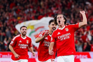 Álvaro Carreras, jugador del Benfica, celebra un gol anotado ante el Oporto.
