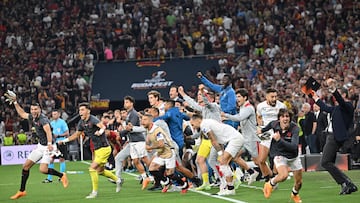 Budapest (Hungary), 31/05/2023.- Players of Sevilla celebrate winning the penalty shootout in the UEFA Europa League final between Sevilla FC and AS Roma, in Budapest, Hungary, 01 June 2023. Sevilla won the final with 4-1 on penalties. (Hungría) EFE/EPA/Tibor Illyes HUNGARY OUT
