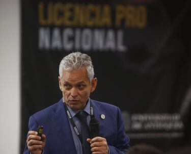 El DT vallecaucano también recibió un homenaje de la organización por su trayectoria en el fútbol nacional e internacional.