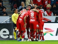 MEX3977. TOLUCA (MÉXICO), 27/09/2025.- Jugadores de Toluca celebran un gol este sábado, en un partido de la jornada 11 de la Liga MX entre Toluca y Mazatlán en el estadio Nemesio Diez, en Toluca (México). EFE/ Felipe Gutiérrez