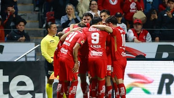 MEX3977. TOLUCA (MÉXICO), 27/09/2025.- Jugadores de Toluca celebran un gol este sábado, en un partido de la jornada 11 de la Liga MX entre Toluca y Mazatlán en el estadio Nemesio Diez, en Toluca (México). EFE/ Felipe Gutiérrez