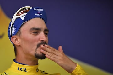 Julian Alaphilippe salvó el maillot amarillo un día más.