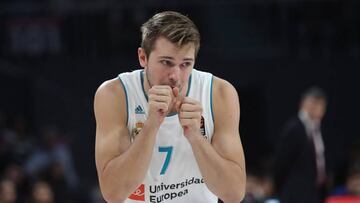 FIJ11 ESTAMBUL (TURQUÍA) 12/10/2017.- El base esloveno del Real Madrid Luka Doncic reacciona ante el Anadolu Efes durante un encuentro de Euroliga disputado en Estambul, Turquía, hoy, 12 de octubre de 2017. EFE/SEDAT SUNA