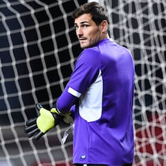 Casillas y Alves suenan para sustituir a Reina en el Nápoles