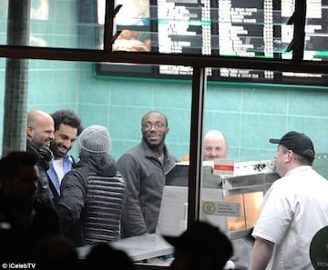 Salah mantiene los pies en la tierra y no tiene problema en salir a comer fish and chips como uno más en Liverpool.