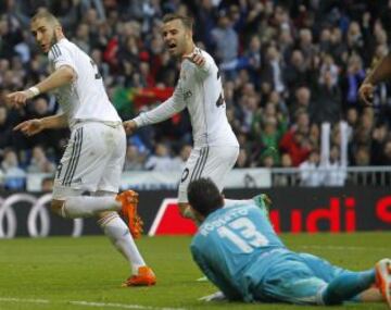 Benzema celebra el 2-0 con Jesé.
