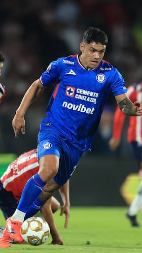 Jose Castillo (L) of Guadalajara fights of the ball with Gabriel Fernandez (R) of Cruz Azul during the quarter-final second match between Cruz Azul and Guadalajara as part of the Liga BBVA MX, Torneo Apertura 2025 at Olimpico Universitario Stadium, on November 30, 2025 in Mexico City, Mexico.