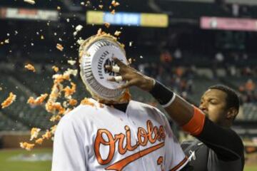 El jugador de los Baltimore Orioles de béisbol, Matt Wieters, recibe un "tartazo" de su compañero Adam Jones.      