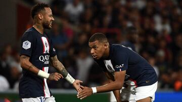 Paris Saint-Germain's Brazilian forward Neymar (L) speaks with Paris Saint-Germain's French forward Kylian Mbappe during the French L1 football match between Toulouse FC and Paris-Saint Germain (PSG) at Stadium TFC in Toulouse, southwestern France, on August 31, 2022. (Photo by Valentine CHAPUIS / AFP) (Photo by VALENTINE CHAPUIS/AFP via Getty Images)