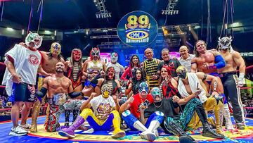 Luchadores del CMLL y NJPW en el ring de la Arena México.