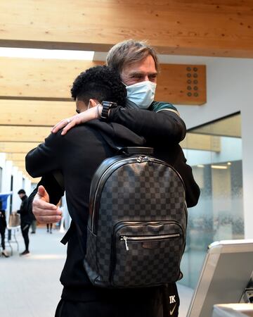 Emotivo encuentro y gran abrazo entre Luis Díaz y Klopp. El DT alemán le presentó a Pepijn Lijnders, asistente técnico del club. "Un placer" y "cero inglés", fueron las primeras palabras del colombiano al entrenador, quien le respondió: "No problem". 