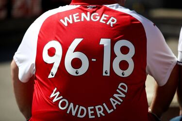 Seguidores del Arsenal se despiden de Wenger.