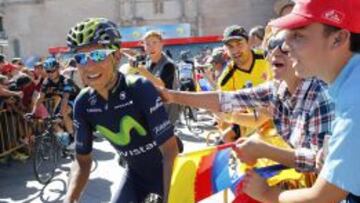 Los fans colombianos animan a Nairo durante la salida. 