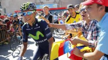 Los fans colombianos animan a Nairo durante la salida.