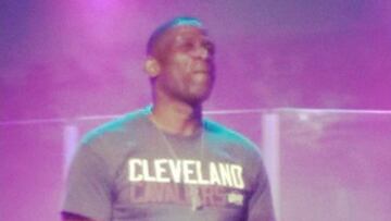 ¿Guiño a LeBron? El padre de Wade luce esta camiseta