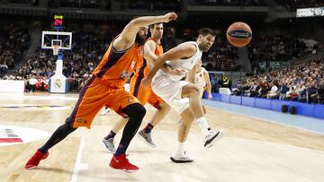 Felipe Reyes lucha por un bal&oacute;n con Bojan Dubljevic.