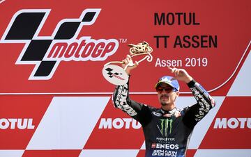 Maverick Viñales celebrando la victoria en Assen. 