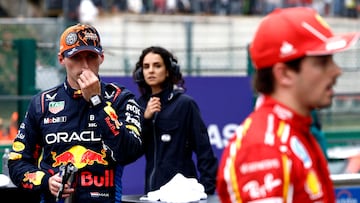 Max Verstappen al fondo con Charles Leclerc en primer plano.