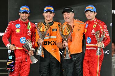Carlos Sainz, Lando Norris, el director ejecutivo de McLaren, Zak Brown y Charles Leclerc. 

 