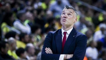 ISTANBUL, TURKIYE - MARCH 10: Sarunas Jasikevicius, head coach of Barcelona follows the Turkish Airlines EuroLeague week 28 basketball match between Fenerbahce Beko and Barcelona at Ulker Sports Hall in Istanbul, Turkiye on March 10, 2023. (Photo by Arife Karakum/Anadolu Agency via Getty Images)