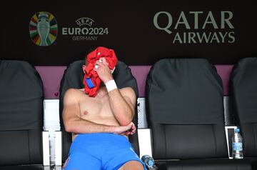 Vladimir Coufal de Chequia cubriéndose la cara con su camiseta debido a la eliminación de su selección.
