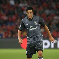 Raúl Jiménez fue titular por primera vez en la liga esta temporada