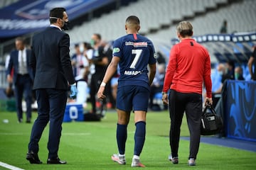 El delantero del PSG salió llorando del campo tras recibir una dura entrada del jugador del Saint-Étienne, Perrin, que acabó expulsado.