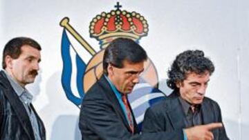 <b>RELEVO. </b>Badiola, entre Eizmendi, el entrenador que deja su puesto, y Lillo, nuevo técnico de la Real.