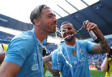 El defensor del City, Kyle Walker, le brinda una cerveza a Jack Grealish en la celebración del Manchester City como campeón de la Premier League 2024-25.