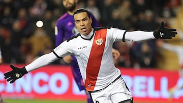 GRAF7285. MADRID, 11/01/2019. El delantero del Rayo Vallecano, Raúl de Tomás, celebra el segundo gol del equipo gallego durante el encuentro correspondiente a la jornada 19 de primera división que disputan esta noche frente al Celta e